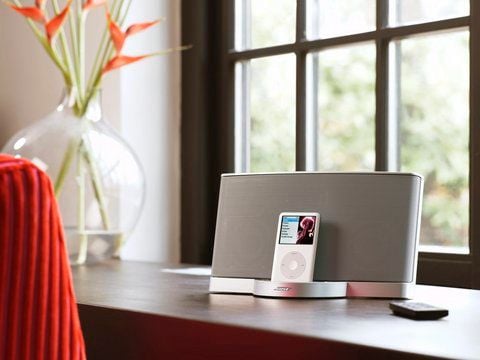 Skippen vom Sofa aus: Vielen Dockingstationen liegt eine Fernbedienung bei. Hier im Bild ist das SoundDock II von Bose. (FOTO: DPA)
