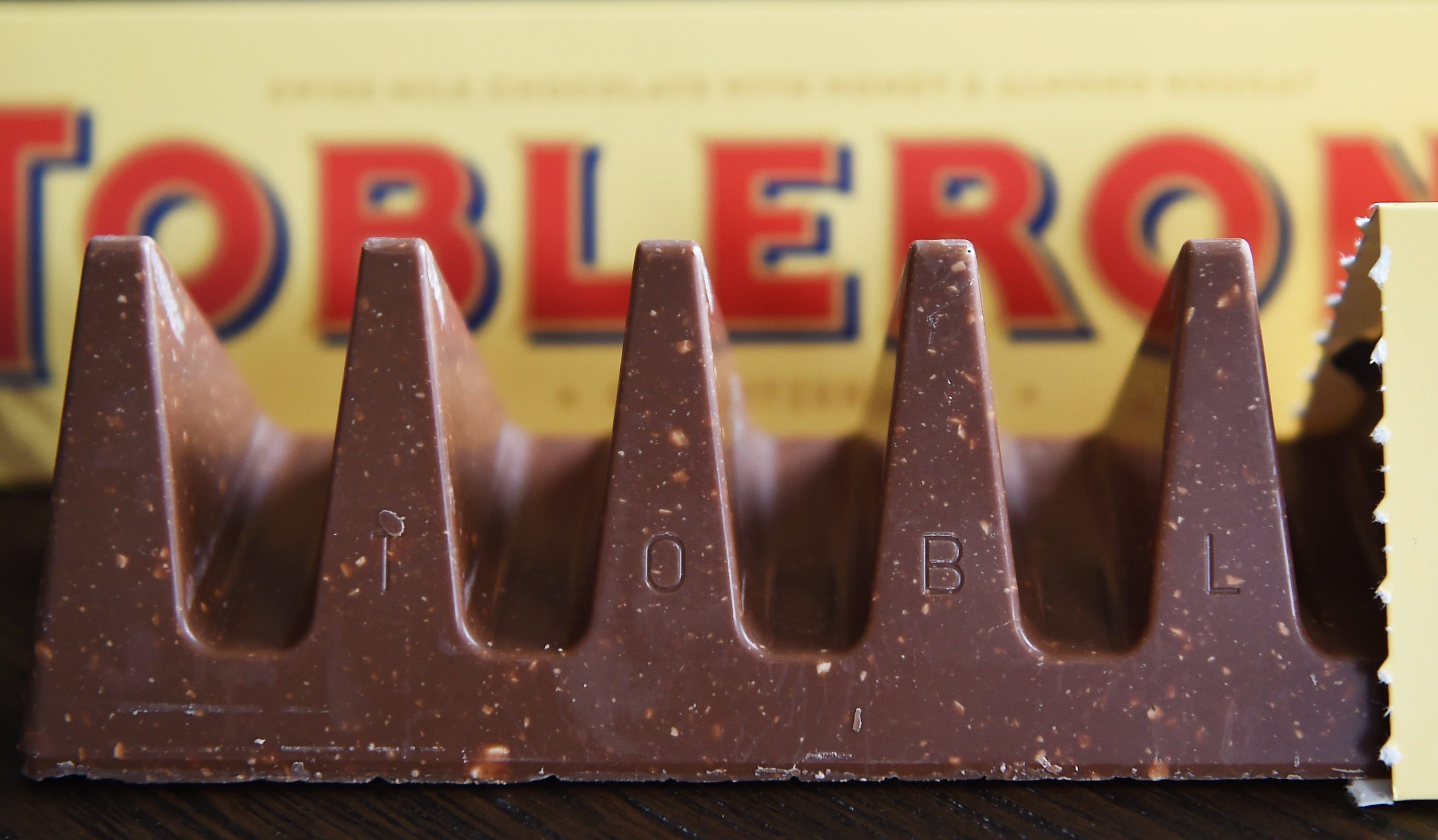 Die berühmte dreizackige Schweizer Toblerone-Schokolde hat jetzt in Großbritannien weniger «Alpengipfel».