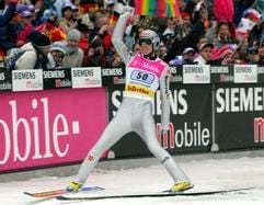 Der deutsche Skispringer Sven Hannawald jubelt am Sonntag (29.12.2002) in Oberstdorf über seinen Sieg zum Auftakt der 51. Vierschanzentournee an der Schattenbergschanze. Der 28 Jahre alte Hinterzartener gewann mit 119 Metern und 263,1 Punkten. (Fotograf: Matthias Schrade/dpa)