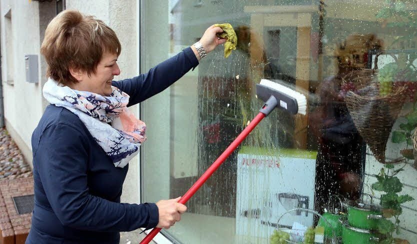 Karola Baier am Mittwoch beim Beseitigen der Eier-Spuren.