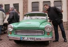 43 Jahre alt ist dieser Wartburg 311-008, ein Exemplar mit Faltdach. Der 24-jährige Alexander Bornkampf hat ihn seit sechs Jahren im Besitz und kam mit ihm zum Zörbiger Oldtimerforum.