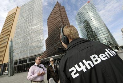 Ein Pärchen wird am 05.09.2008 für «24h Berlin» auf dem Potsdamer Platz interviewt und gefilmt. (FOTO: DPA)