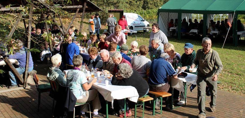 Nach Abschluss der Lese sitzen die Helfer gemütlich - beim Wein.