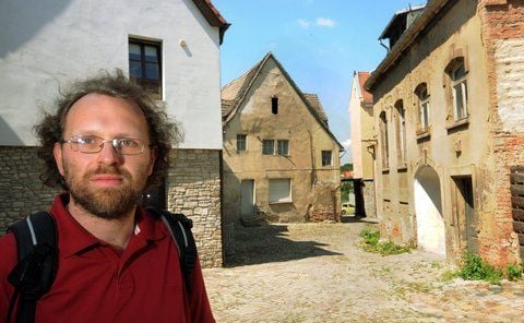Olaf Böhlk wünscht sich eine Sanierung der alten Bernburger Bergstadt, des letzten mittelalterlichen Straßenraums. (FOTO: ENGELBERT PÜLICHER)