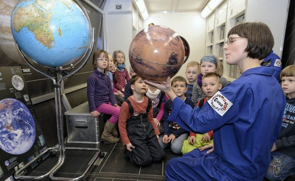 Jana Hilthorst (r.) begleitet die Crew kleiner Astronauten auf der Mission zum Nachbarplaneten Mars. Der ist rot und etwa halb so groß wie die Erde.