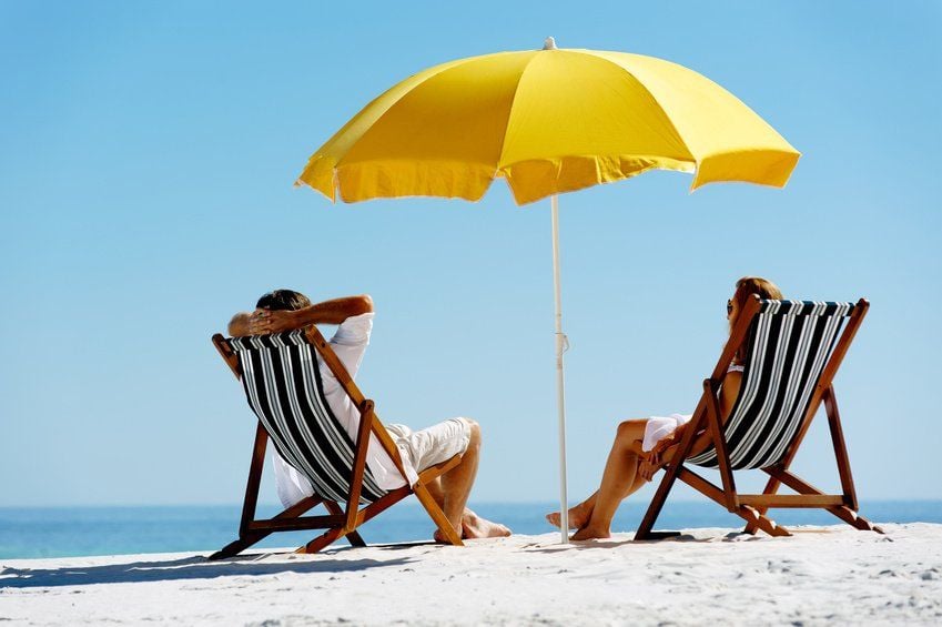 All-inclusive-Urlaubsangebote umfassen nicht nur Essen und Trinken, sondern beispielsweise auch die Gebühren für Liegen und Sonnenschirme am Strand.