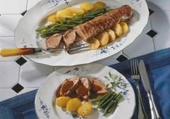 So genannter Juralammbraten zubereitet mit grünen Bohnen. Ihr Fleisch begeistert die Bio-Fraktion und die Gourmet-Gastronomie gleichermaßen: Das rauwollige Pommersche Landschaf, die Heidschnucke, die Skudde und Co haben sich zu regionalen Spezialitäten gemausert - auf Rügen, in der Luüeburger Heide, im Kreis Lippe und anderswo. (Foto: ddp)