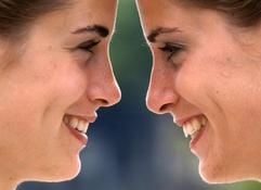 Tief in die Augen blicken sich am Samstag (14.06.2003) im Mediapark in Köln die 23-jährigen Zwillinge Nina (r) und Lisa aus Hamburg. Rund 1000 Paare kamen laut Veranstalter zu Deutschlands größtem Zwillingstreffen in die Domstadt. (Foto: dpa)