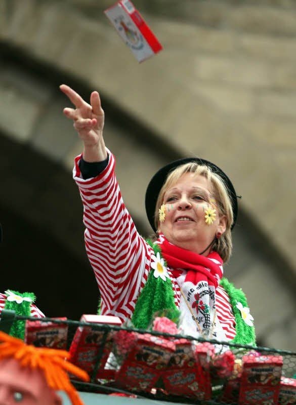 Hat sichtlich Spaß beim Verteilen: Hannelore Kraft.
