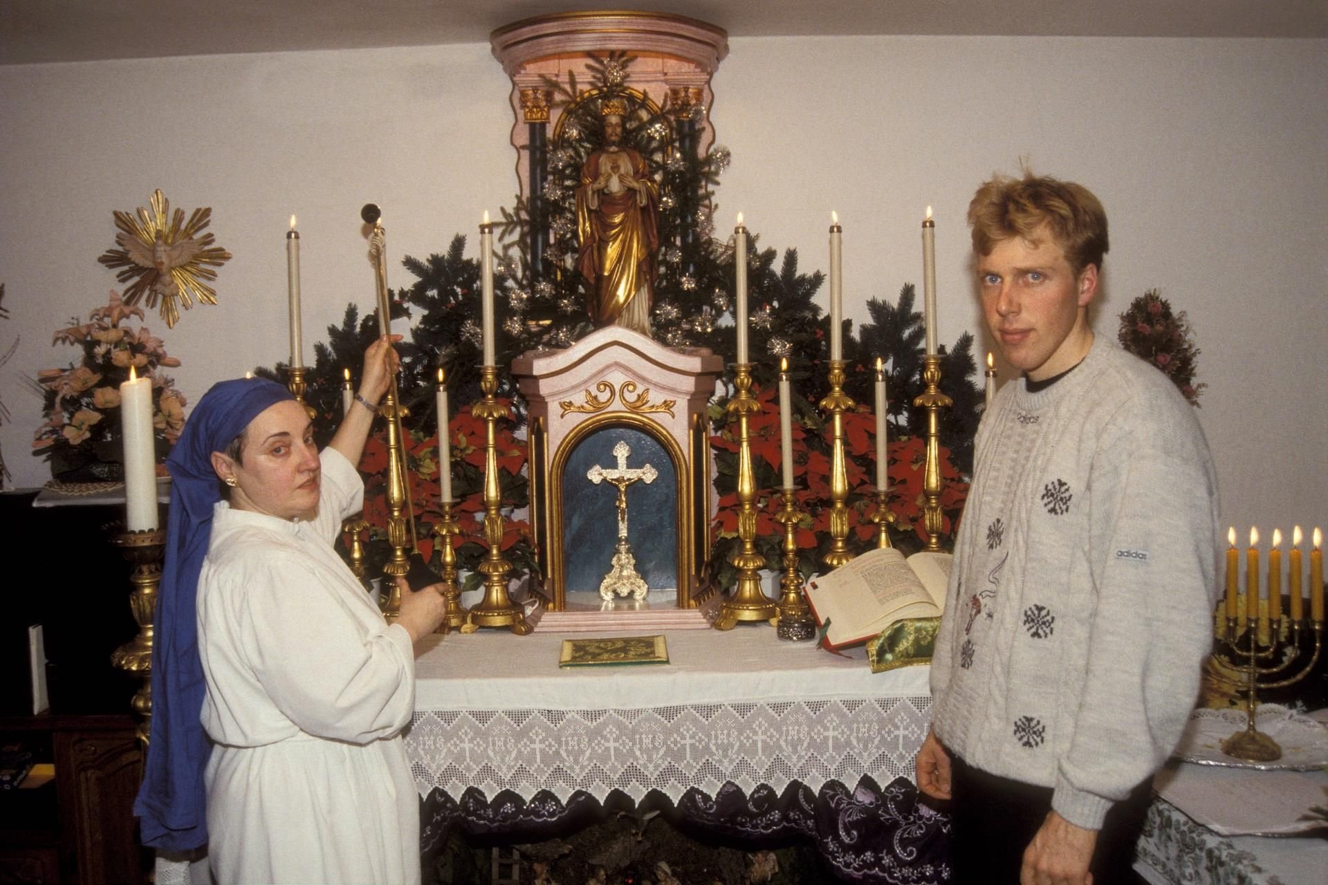 Deutschlands Langlauf-Star Johann Mühlegg und Wunderheilerin Justina Agostinho vor einem Altar in ihrer Wohnung.