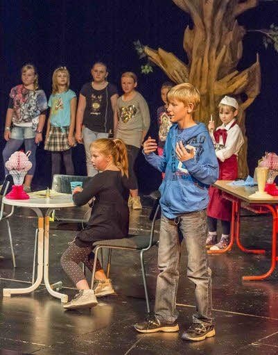 In dem Stück mit viel Musik, geht es um einen Jungen, der neu in die Klasse kommt und bei seinen Mitschülerinnen für Aufregung und Unruhe sorgt.