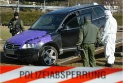 Spezialisten der Tatortgruppe des Landeskriminalamtes von Sachsen-Anhalt verladen am Freitag (05.03.2004) in Hasselfelde (Landkreis Wernigerode) das Fluchtfahrzeug einer Diebesbande. (Foto: dpa)