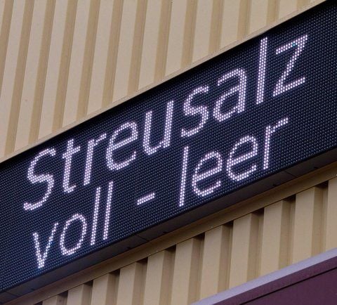 Der Schriftzug «Streusalz» erscheint an der Waage der Baro Lagerhaus GmbH in Bülstringen (Landkreis Börde). (FOTO: DPA)