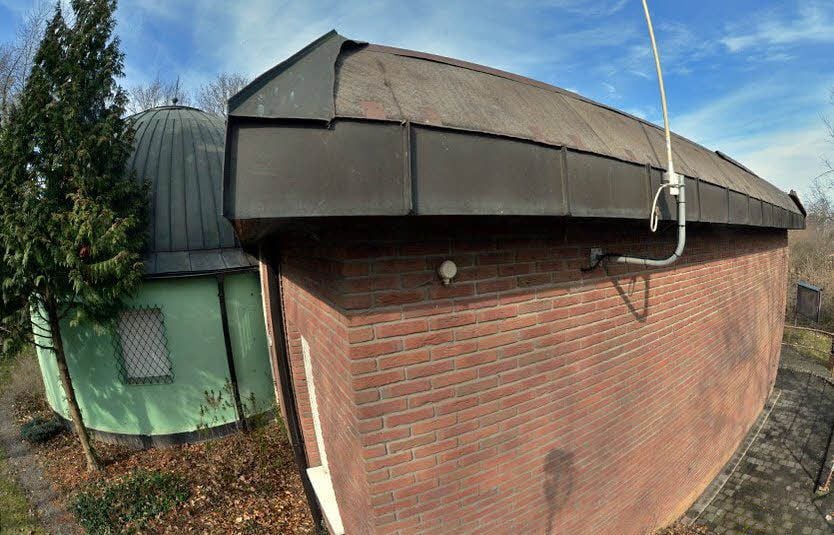 Am Planetarium in Aschersleben fehlen die Kupferplatten auf dem Dach.