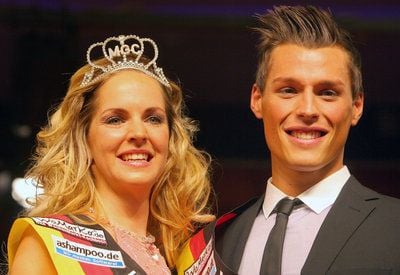 Cathrin Durakovic (28) aus Mutlangen, «Misses Germany 2009», und Mete Kaan Yaman (23) aus Bremen, «Mister Germany 2009», posieren nach ihrer Wahl in Linstow (Kreis Güstrow) vor den Fotografen. (FOTO: DPA)
