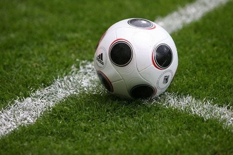 Ein Fußball liegt zum Eckball bereit.