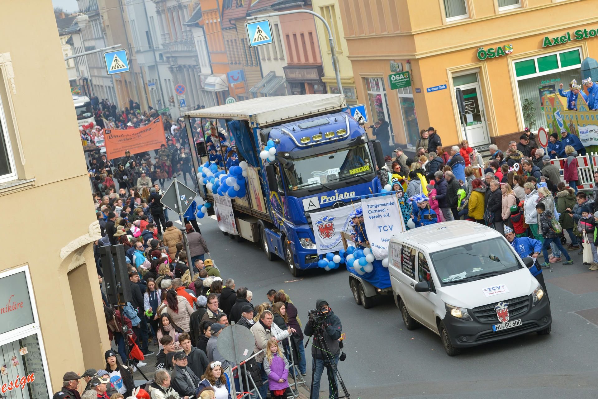 Rosenmontagsumzug der KUKAKÖ bahnt sich einen Weg durch Närrinnen und Narren an den Straßenrändern