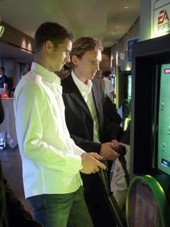 Pendler zwischen den Welten - hier versucht sich Nationalspieler Arne Friedrich in «FIFA Football 2005». (Foto: dpa)