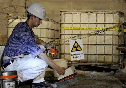 Ein Mitarbeiter des Strahlenschutzes überprüft in Remlingen im Atommülllager Asse den Boden vor der Kammer 12. (FOTO: ARCHIV/DAPD)