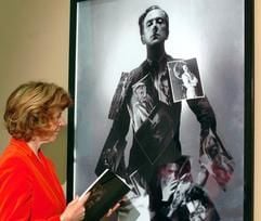 Vor einem im Jahr 1937 entstandenen Schwarz-Weiß-Foto von Cecil Beaton (1904-1980), steht am Donnerstag (17.03..2005) Besucherin Ilona Schnellecke im Kunstmuseum in Wolfsburg. Dort sind bis zum 24. Juli 2005 in einer Retrospektive mehr als 100 Porträtaufnahmen zu sehen, die der englische Starfotograf in fünf Jahrzehnten international geschaffen hat. Die National Portrait Gallery in London hat die Ausstellung zusammengestellt. Die Ausstellung soll einen Beitrag zur Wiederentdeckung des wohl berühmtesten britischen Mode- und Gesellschaftsfotografen des 20. Jahrhunderts leisten. (Foto: dpa)