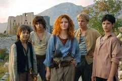 Die Rote Zora (M, Linn Reusse) und ihre Bande um Nicola (l-r, Pascal Andres), Duro (David Berton), Pavle (Woody Mues) und Branko (Jakob Knoblauch) stehen vor den Ruinen der Uskoken-Burg. Der Film «Die Rote Zora» erzählt die Geschichte des 12-jährigen Branko, der sich um 1930 an der kroatischen Adriaküste auf die Suche nach seinem Vater begibt und dabei auf das faszinierende rothaarige Mädchen trifft, das die Obrigkeit in Atem hält. (Foto: dpa)