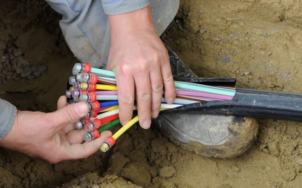 Die Telekom will allein in Bitterfeld in diesem Jahr 15 Kilometer Glasfaserkabel verlegen.