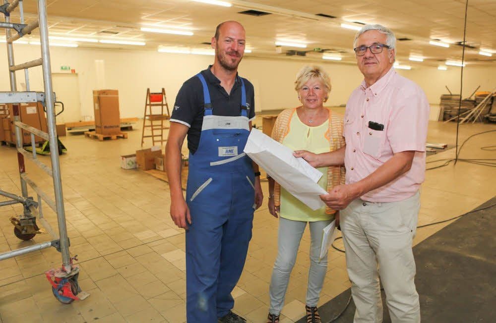 Mit der Bauzeichnung in der künftigen Schokoladenwelt: Heizungs- und Lüftungsbauer Jens Keil mit Ursula und Wolfgang Dietrich (von links).