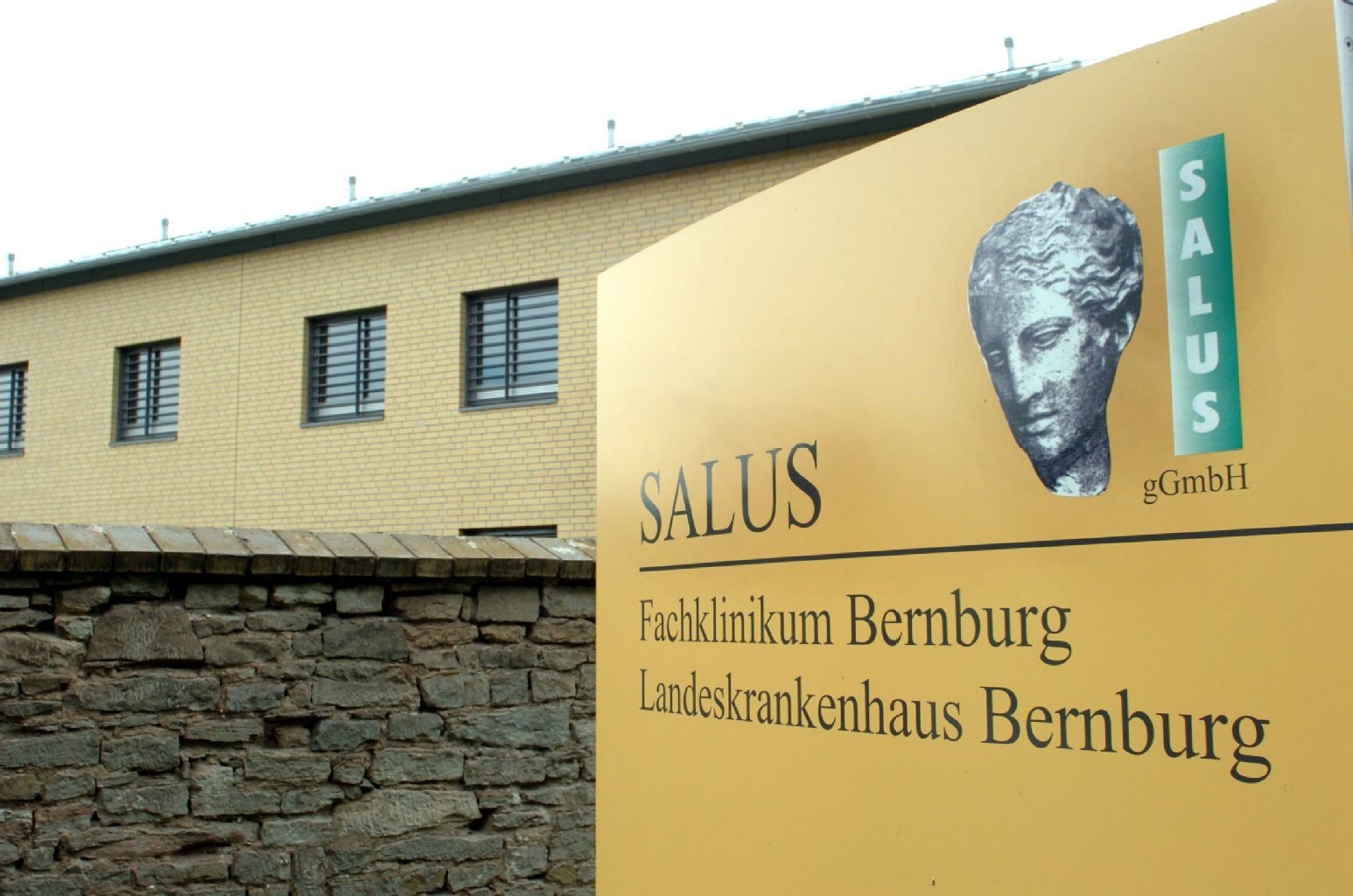 Die Salus ist ein Fachklinikum in Bernburg. Dort befindet sich auch der Maßregelvollzug.