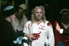 Am Hemd von Parsifal (Hendrik Wottrich) wischen sich Vertreter verschiedener Kulturen die blutigen Hände ab. (Foto: dpa)