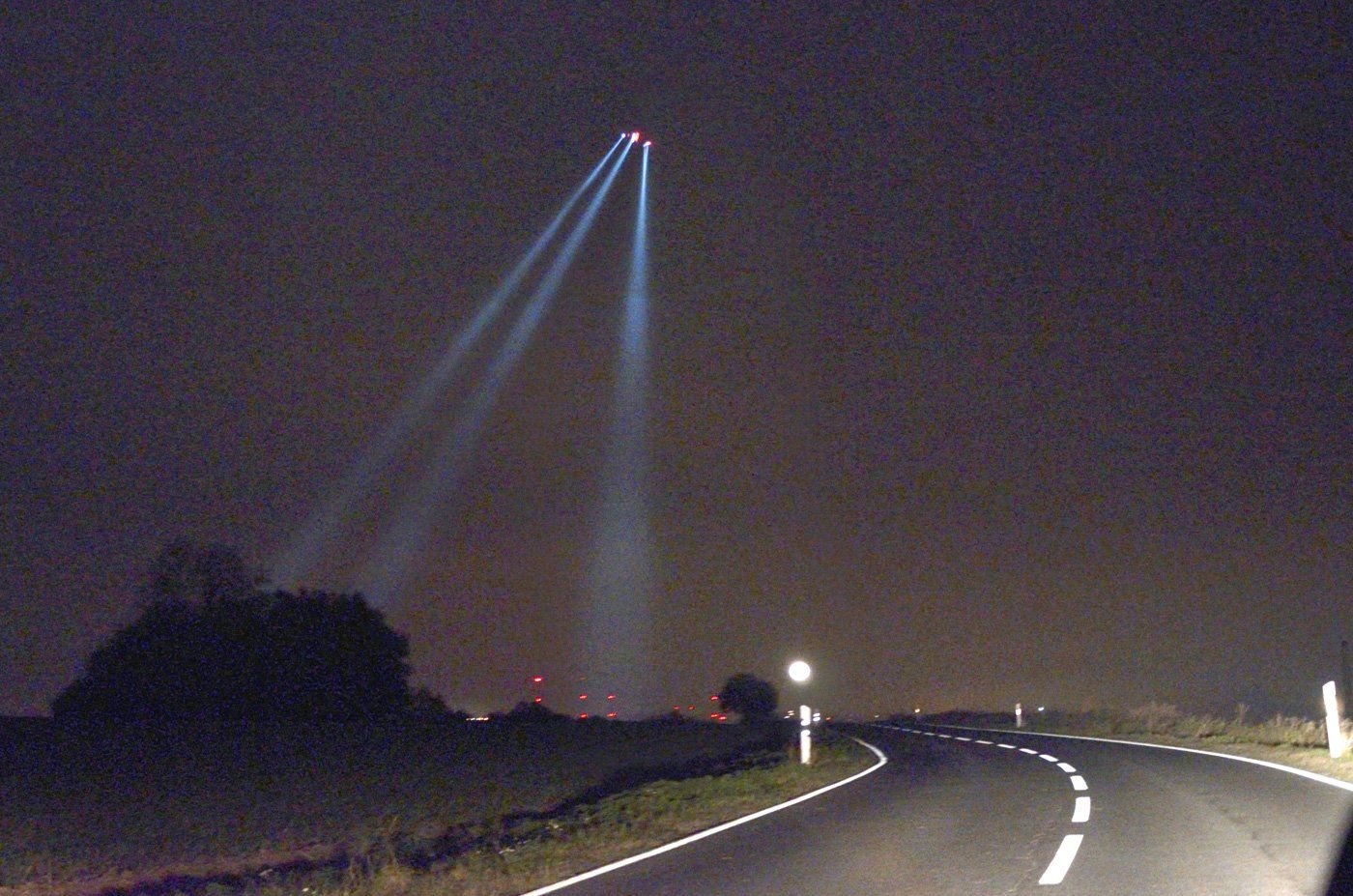 Kein Ufo, sondern ein Polizeihubschrauber mit Suchscheinwerfer kreiste am Dienstag über Eisleben.