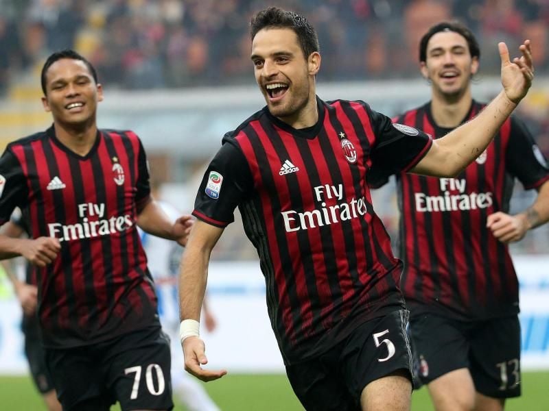 Giacomo Bonaventura jubelt nach einem Treffer im Ligaspiel gegen Pescara. Der Mittelfeldspieler musste wegen einer schweren Verletzung operiert werden. Foto: Matteo Bazzi