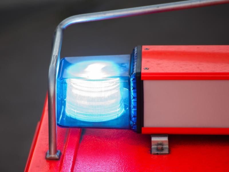 Ein Löschfahrzeug der Feuerwehr steht an der Feuerwache. Foto: Daniel Bockwoldt/dpa
