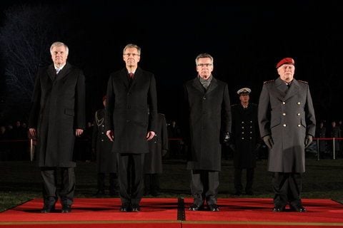 Ex-Bundespräsident Christian Wulff (2.v.l.) steht am Donnerstag vor Schloss Bellevue in Berlin zum Großen Zapfenstreich neben dem kommissarischen Bundespräsidenten Horst Seehofer (CSU,l.), Verteidigungsminister Thomas de Maiziere (CDU, 2.v.r.) und dem Generalinspekteur der Bundeswehr, Volker Wieker (r). (FOTO: DPA)