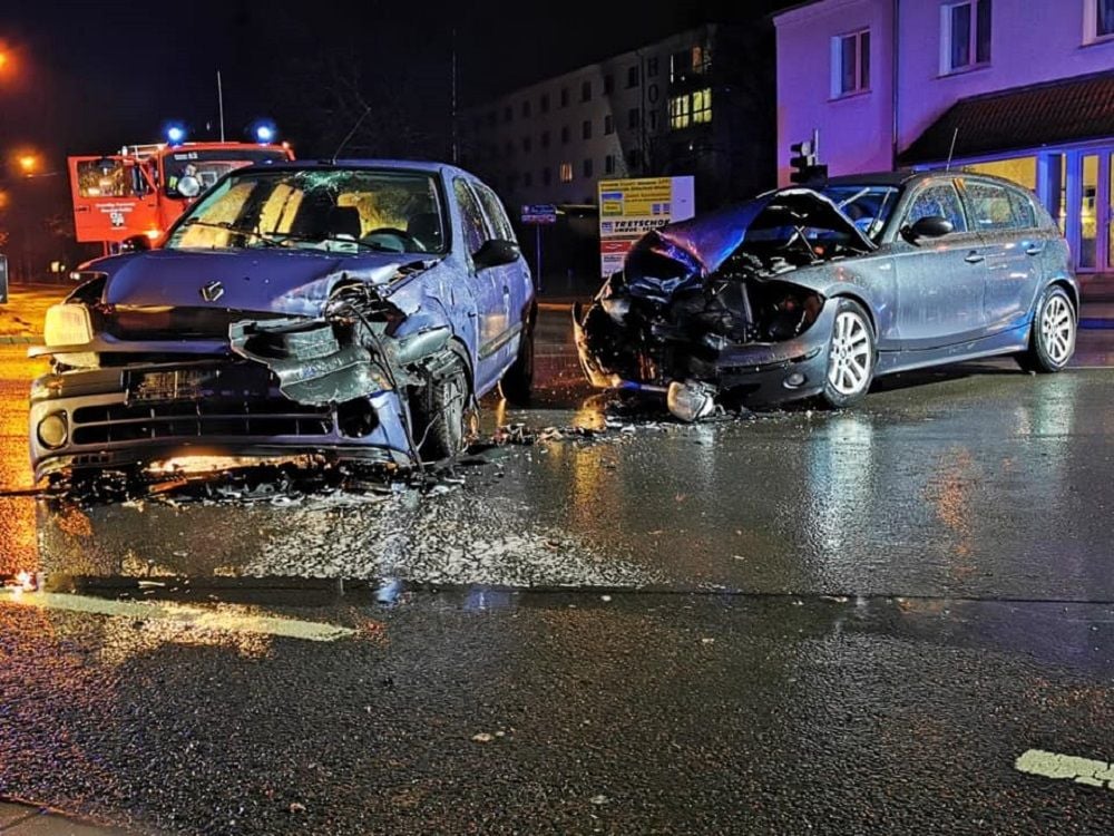 Beide Fahrzeuge sind bei der Kollision schwer beschädigt worden.