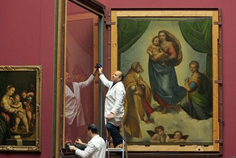 Die Werke anderer italienischer Meister, die sonst die «Sixtinische Madonna» von Raffael umgeben, machen Platz für andere berühmte Bildnisse der Mutter Gottes mit Kind aus dem 16. und 17. Jahrhundert. (FOTO: DPA)