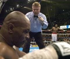 Mike Tyson (l) wird vom Referee ausgezählt. (Foto: dpa)
