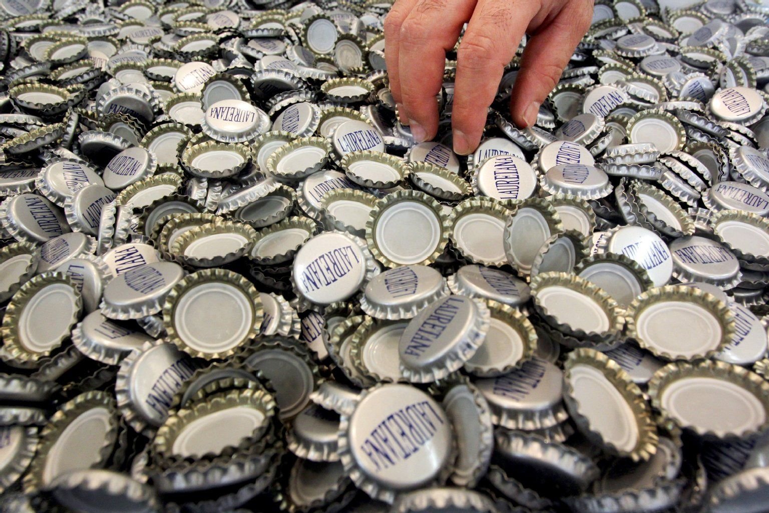 Trinken für den Weltrekord: Für seine Flaschenskulptur hat Block 135.000 Kronkorken verbaut.