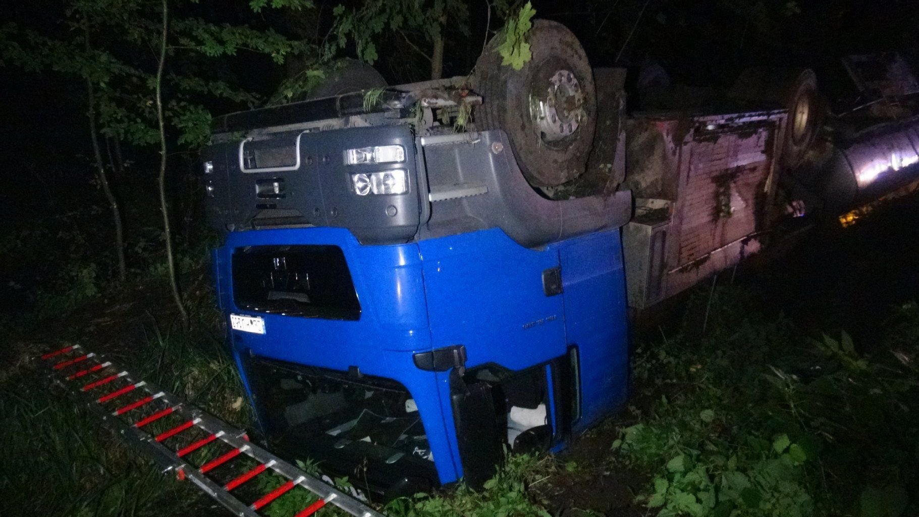 In der Nacht verunglückte bei Kalbe (Milde) ein Milchlaster. Zur Bergung wurde schwere Technik angefordert.