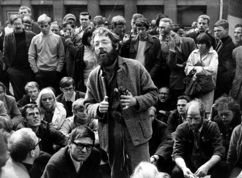 Der Berliner Student Fritz Teufel (M) spricht am 10.09.1967 in Frankfurt am Main zu Demonstranten bei einer Sitzdemonstration vor dem Polizeipräsidium. (FOTO: DPA)