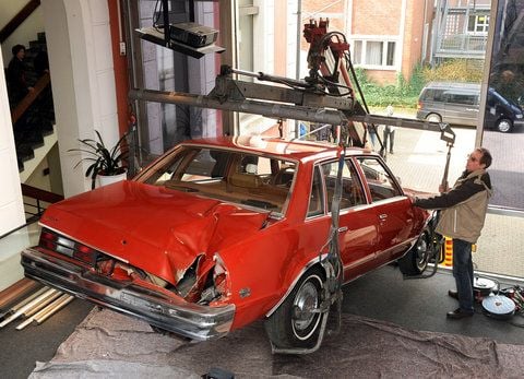 Ein Chevrolet Malibu, dessen Heck 1992 nahe New York von einem Meteoriten getroffen wurde, wird per Autokran in das Landesmuseum «Natur und Mensch» in Oldenburg gehievt. (FOTO: DPA)