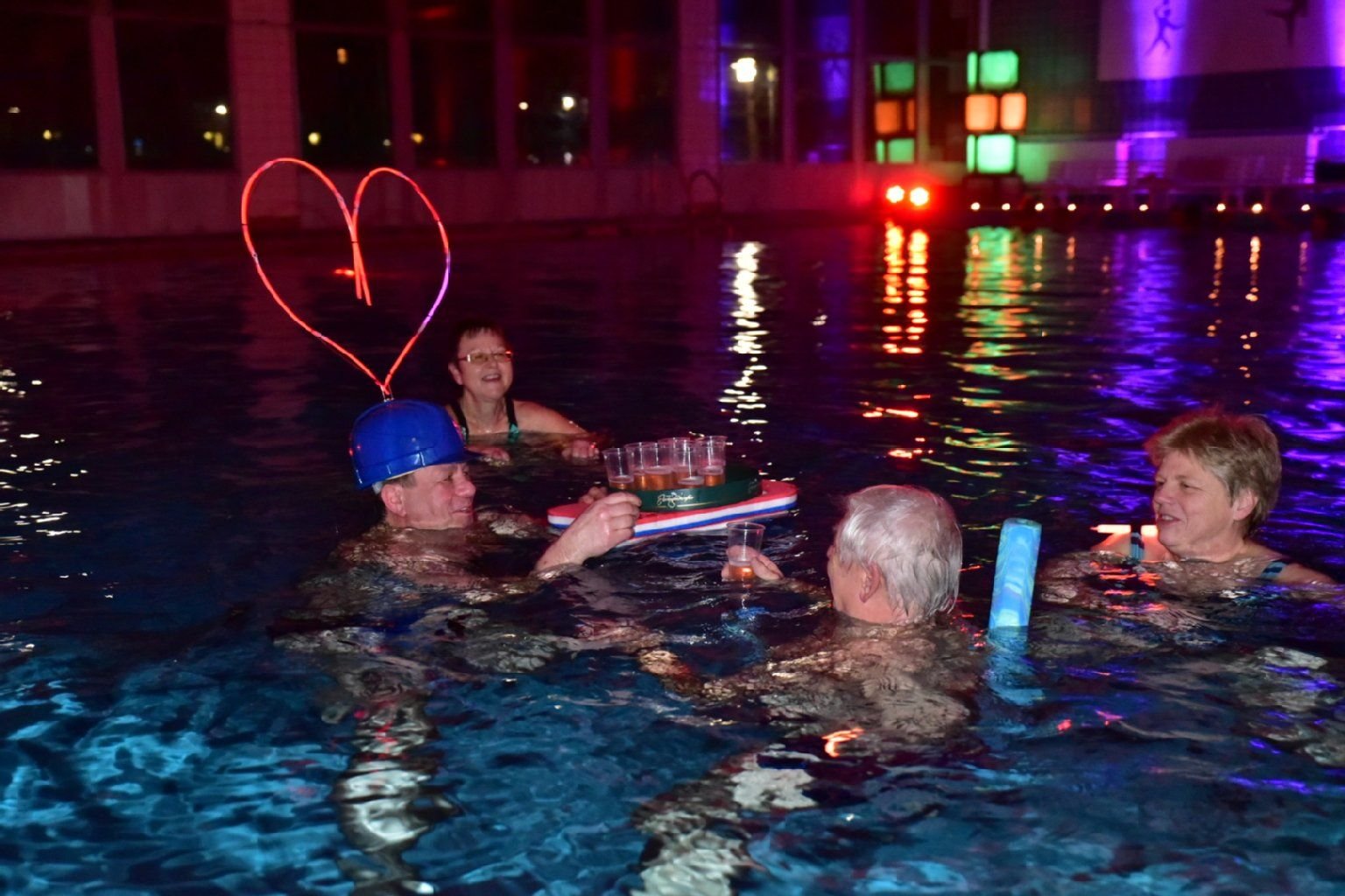 In der Weißenfelser Schwimmhalle stand der Vorabend des Valentinstag unter dem Stern der Liebe.
