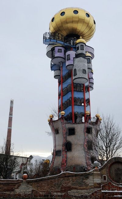 Der Hundertwasser-Turm in Abensberg (Niederbayern) ist eines der letzten Projekte des verstorbenen Künstlers Friedensreich Hundertwasser. (FOTO: DPA)