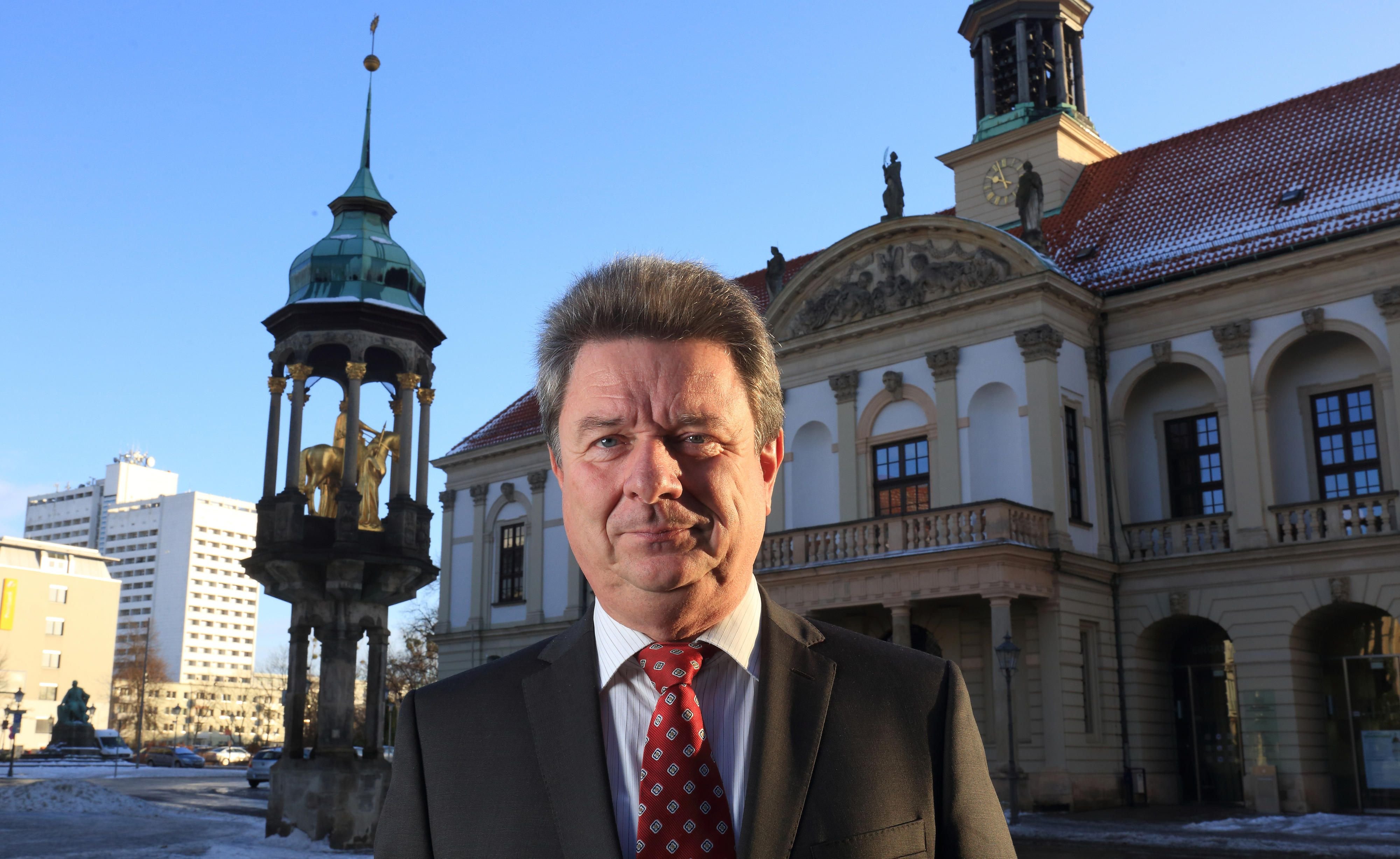 Magdeburgs parteiloser Oberbürgermeister Lutz Trümper vor dem Rathaus in Magdeburg