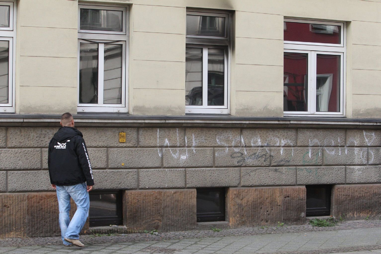 Ein unbekannter Täter hat dort in der Nacht zum 26.08.2015 einen Brandsatz in die geplante Flüchtlingsunterkunft geworfen.