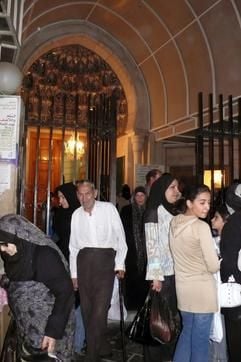In der Altstadt von Damaskus drängen sich schiitische Pilger, die das Grabmal der Tochter des Imam Ali besuchen wollen, vor dem Eingang zum Schrein der Sitt Rukija. (Foto: dpa)