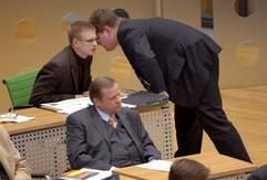 Der Fraktionsvorsitzende der NPD im sächsischen Landtag, Holger Apfel (r.), spricht mit dem Abgeordneten Jürgen Gansel, vorne sitzt der Abgeordnete Jürgen Schön aus Leipzig, der als Dritter seinen Rückzug aus Partei und Fraktion erklärt hatte. (Archivfoto: dpa)