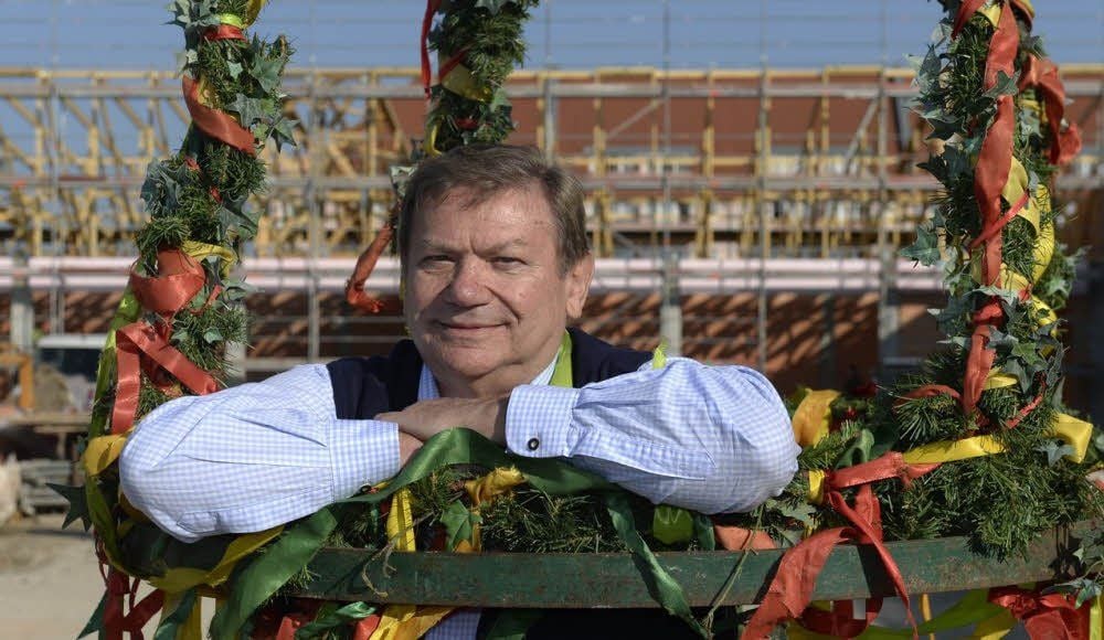 Am Einkaufszentrum Büschdorf hat Horst Siewert am Donnerstag zum letzten Mal in Halle Richtfest gefeiert.