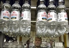 In der Bad Lauchstädter Heil- und Mineralwasser GmbH arbeitet Heinz Böhme an der PET-Abfüllanlage (Foto: dpa)