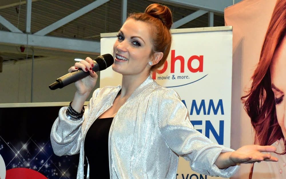 Anni Perka singt im Einkaufszentrum Schöne Aussicht in Leißling und stellt so ihr neues, am Freitag erst erschienenes Album, vor. Dem Publikum gefällt es.