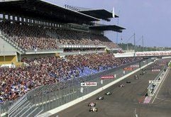 Das Vergabeverfahren für den EuroSpeedway Lausitz entwickelt sich zum Gerichtsmarathon. Die Bietergemeinschaft um die Motorsportarena Oschersleben hat nach der Vergabekammer Brandenburgs und dem Oberlandesgericht (OLG) Brandenburg inzwischen auch das Verwaltungsgericht (VG) des Landes in Potsdam angerufen, um die geplante Vergabe der Rennstrecke zu stoppen. Der Förderverein Lausitz Ring plant nach einer europaweiten Ausschreibung die Rennstrecke ab 2009 an die Firma «alpha Technik» (Stephanskrichen) zu verpachten. Foto: Matthias Hiekel